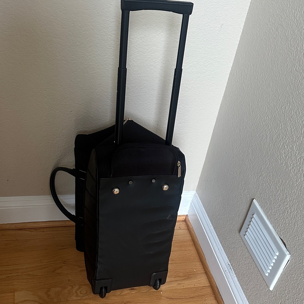 Ted Baker stylish, black travel bag with pull handle and wheels. - Picture 8 of 8